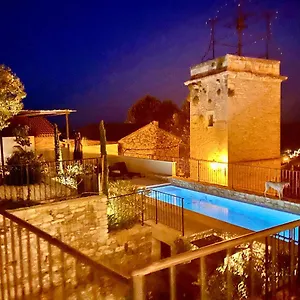 https://la-tour-carree-chateauneuf-de-gadagne.aixenprovencehotels.org